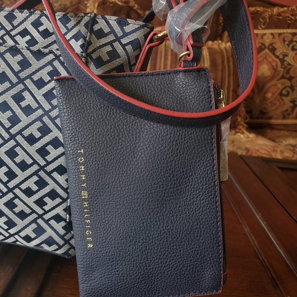 NEW Tommy Hilfiger Crossbody Bag - Picture 5 of 9